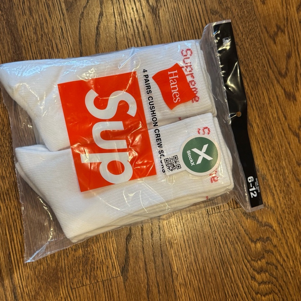 Men’s Hanes x Supreme White Cushion Crew Socks - 4 Pack - Picture 4 of 4